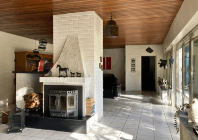 Bild des Wohnzimmers mit freistehendem Kamin in der Raummitte