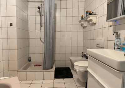Bild des Badezimmers im Obergeschoss mit Waschbecken, WC, Bidet und Dusche