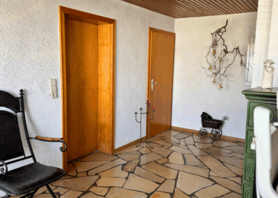 Eingangsbereich im Erdgeschoss mit gefliestem Boden, Zugang zu zwei von insgesamt drei Wohnräumen