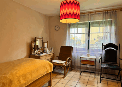 Bild eines Wohnraums im Erdgeschoss mit flexibler Nutzungsmöglichkeit – ideal für Kinder, Gäste, Homeoffice oder kreative Ideen