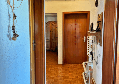 Flur im Obergeschoss mit Parkettboden – heller Durchgangsbereich mit Zugang zu den Wohnräumen