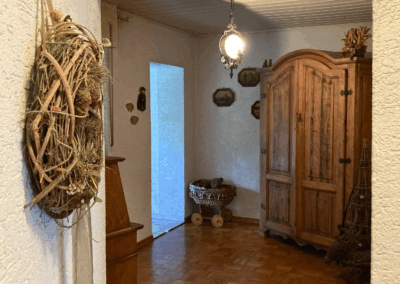 Flur im Obergeschoss mit Zugang zum Wohnzimmer – heller Durchgangsbereich mit Parkettboden