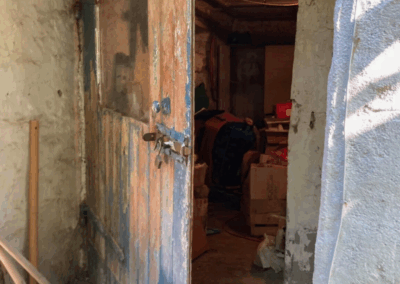 Alte Holztür die zum Heizungs- und Gewölbekeller führt