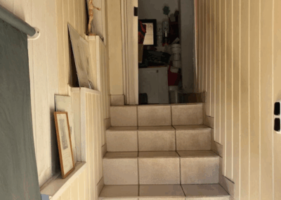 Bild der Treppe im Flur, die zum Anbau führt