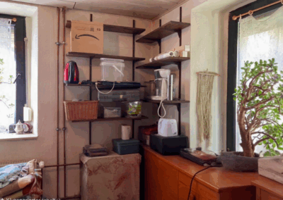 Gästezimmer im vorderen Gebäudeteil mit zwei Fenstern