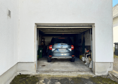 In das Einfamilienhaus in Alterkülz integrierte Garage mit direktem Zugang zum Wohnbereich