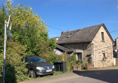 Blick von der Straße auf das Haus und den PKW-Stellplatz