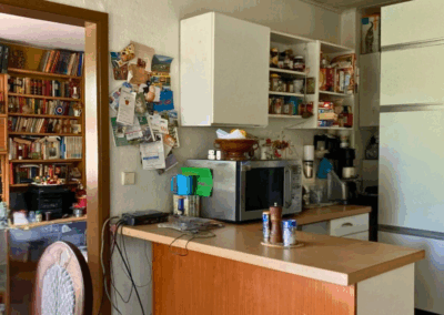 Bild der Küche mit Blick in das Wohnzimmer