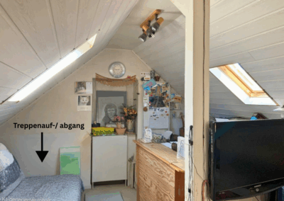 Bild des ausgebauten Dachbodens mit Dachfenstern und kleinem Arbeitsbereich