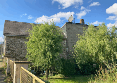 Seitenansicht des Gebäudes von der rechten Nachbarseite aus. zusehen ist das Haus von 1900 mit dem Anbau von 1959 ohne Fenster, da grenzbebaut