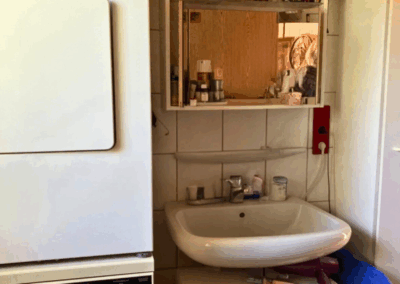 Bild des Tageslicht-Bades mit Waschbecken, Waschmaschine und Trockner