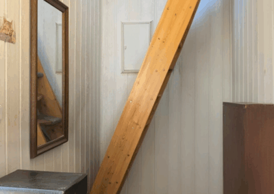 Steile Leitertreppe, die in das Dachgeschoß führt