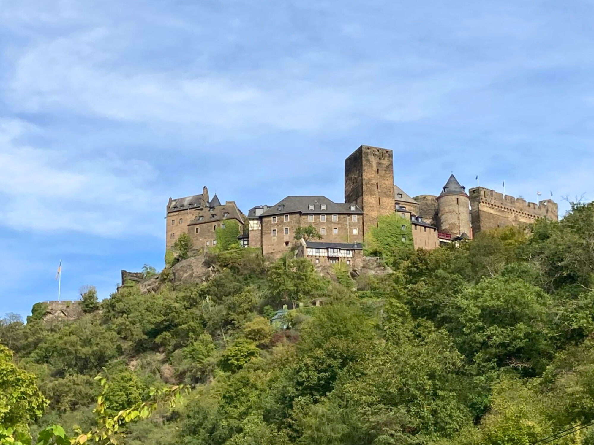 Blick auf die Schönburg Vom Grundstück aus eröffnet sich ein weiter Blick auf die Schönburg – die markante Silhouette der historischen Burg bei Oberwesel prägt das Panorama