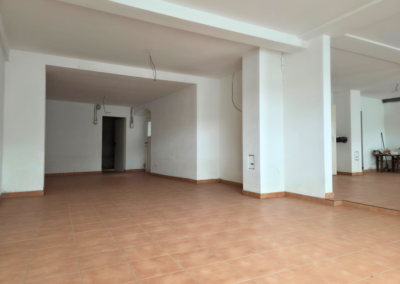 Gewerbeeinheit im Erdgeschoss mit Zugang zum Lagerraum oder Büro mit Fenster