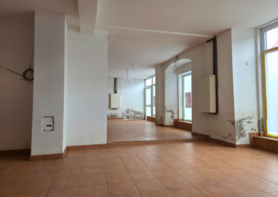 Gewerbeeinheit im Erdgeschoss mit zwei Eingangstüren und Schaufenster