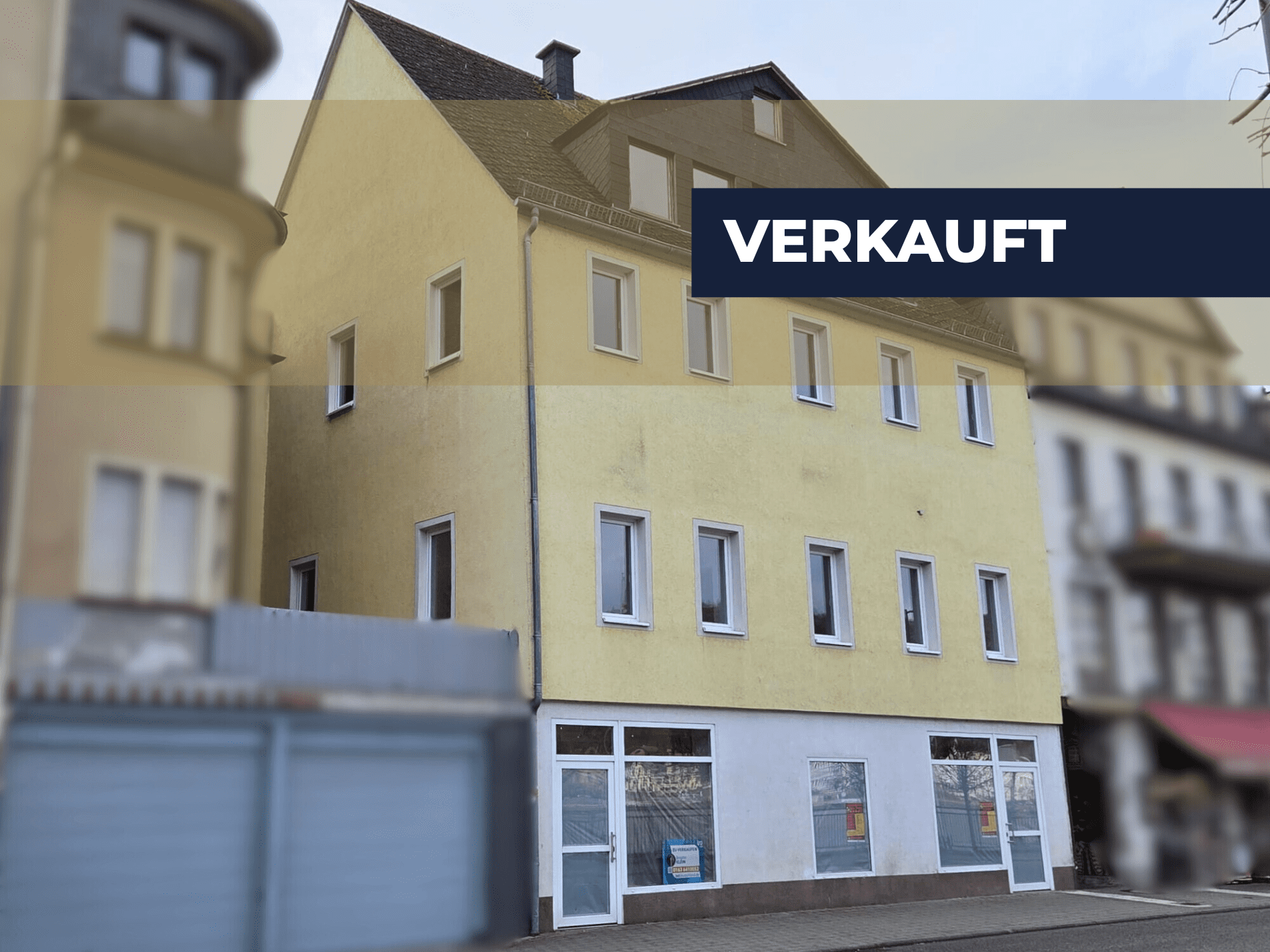 Straßenansicht eines Mehrfamilienhauses mit 3 Wohneinheiten und einer Gewerbeeinheit mit dem Vermerk Verkauft