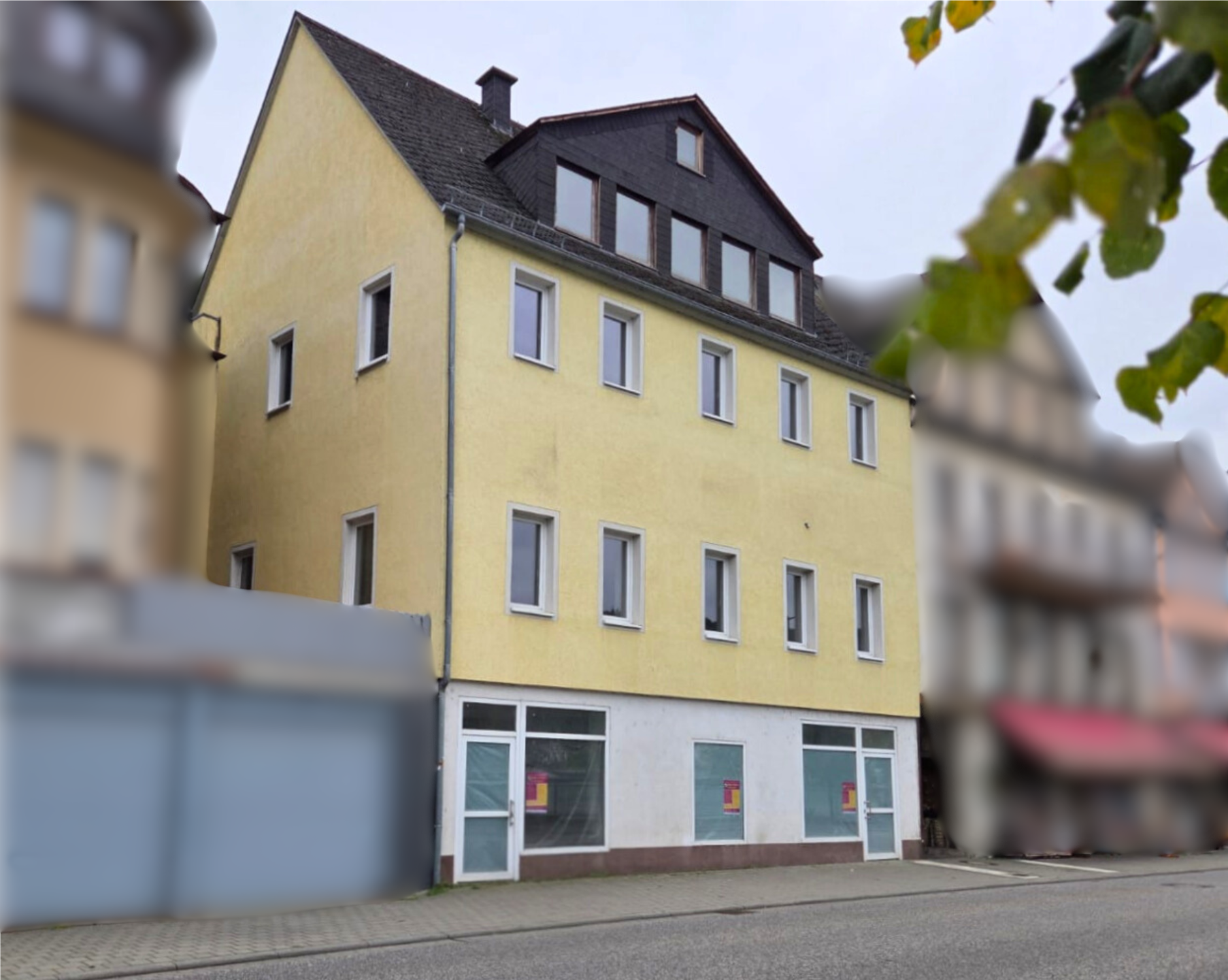 Straßenansicht eines Mehrfamilienhauses mit 3 Wohneinheiten und einer Gewerbeeinheit