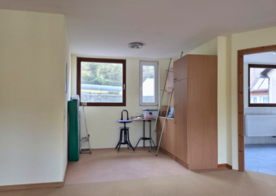 Kleine Kochnische im Studio im Dachgeschoss mit 2 Fenstern