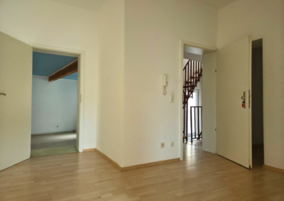 Heller Flur der Wohnung im 1. Obergeschoss mit Blick zur Wohnungstür und in das Kinderzimmer
