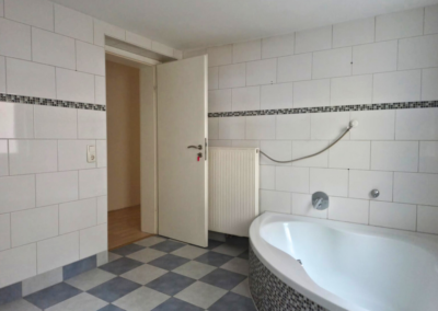 Bad der Wohnung im 1. Obergeschoss mit Eckbadewanne