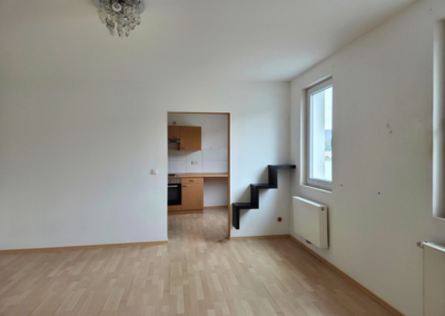 Wohnzimmer der Wohnung im 2. Obergeschoss mit Fenstern zur Rheinseite