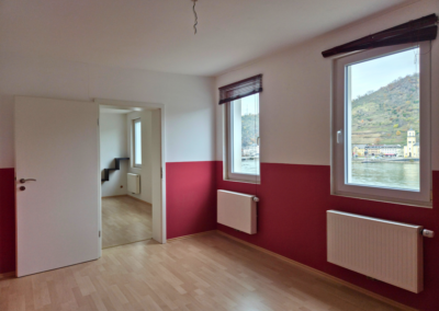 Zimmer der Wohnung im 2. Obergeschoss mit Blick auf den Rhein, die Burg Katz und St. Goarshausen
