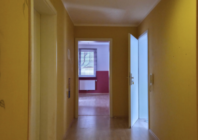 Flur der Wohnung im 2. Obergeschoss mit Blick zur Wohnungstür