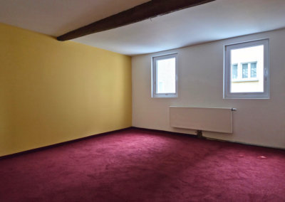 Zwischengeschoss-Zimmer mit 2 Fenstern und Blick in den Innenhof